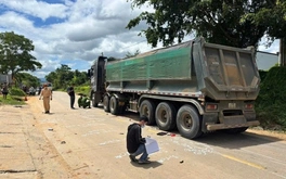 Xe đạp điện chở 5 va chạm xe đầu kéo, 2 em nhỏ tử vong tại chỗ