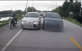 Ô tô nhập làn, tranh đường với ô tô khác, xe máy chịu họa