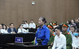 Bà Hoàng Thị Thúy Lan bật khóc nói đau đớn dày vò, 'bị tai biến' sau khi bị bắt