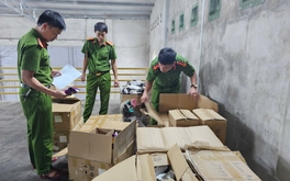 Mỹ phẩm không rõ nguồn gốc thu giữ tính theo đơn vị tấn