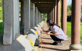 Sĩ tử Huế đến di tích Văn thánh, chùa Huế để cầu may trước ngày thi tốt nghiệp THPT