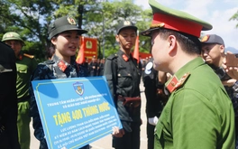Tư lệnh Cảnh sát cơ động thăm, tặng quà động viên cán bộ chiến sĩ tập luyện diễu binh