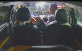 Tài xế taxi bị khách túm tóc, đánh tới tấp trong xe