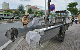 Cảnh sát giao thông TP.HCM xử lý xe ba gác, xe lôi tự chế chở sắt thép dài ngoằng