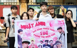 Kết thúc buổi thi cuối cùng, thí sinh tạm biệt mùa thi đầy cảm xúc
