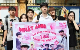 Kết thúc buổi thi cuối cùng, thí sinh tạm biệt mùa thi đầy cảm xúc