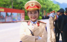 Nữ cảnh sát xa 2 con nhỏ, đến thao trường luyện diễu binh 2-9