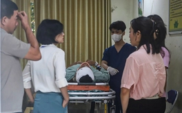 Nam sinh bị tai nạn sau môn thi toán, sáng nay vẫn đi thi bằng cáng
