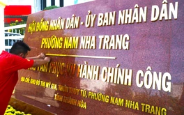Các phường mới ở Nha Trang bắt đầu gắn bảng tên trụ sở mới