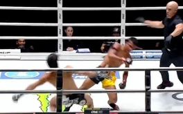 2 võ sĩ cùng ngã xuống sau đòn 'lưỡng bại câu thương' trong trận đấu điên rồ