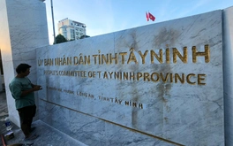 Bảng tên trụ sở UBND tỉnh Long An đổi thành Tây Ninh, chuẩn bị cho lễ công bố nhập tỉnh