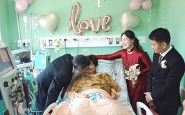 Đám cưới đặc biệt bên giường bệnh