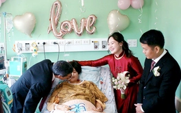 Đám cưới đặc biệt bên giường bệnh