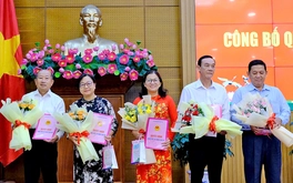 Đồng Tháp trao quyết định nghỉ hưu cho 39 cán bộ cấp tỉnh