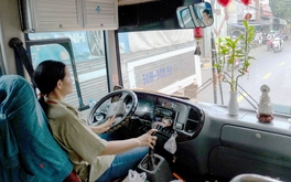 Hai nữ tài xế xe buýt được bà con thương quý