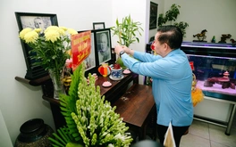 Trưởng Ban Tuyên giáo và Dân vận Trung ương thắp hương tưởng nhớ cố Tổng Bí thư Nguyễn Văn Linh