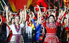 Người dân Yên Bái đội mưa xem chương trình nghệ thuật chào mừng thành lập tỉnh Lào Cai mới