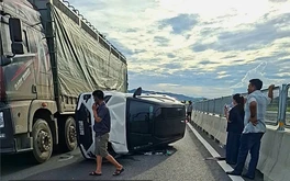 Va chạm trên cao tốc Bắc - Nam, xe 7 chỗ lật nghiêng giữa đường
