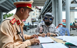 Phạt hơn 100 triệu đồng với hàng chục xe máy đi lên vỉa hè chỉ trong 1 giờ đồng hồ