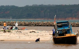 Bơi ở cửa biển Phan Thiết trong lúc mưa dông lớn, 6 thanh niên gặp nạn