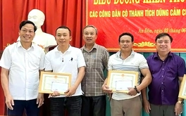 Khen thưởng 3 người cứu phụ nữ đuối nước giữa sông Thạch Hãn rồi lặng lẽ rời đi
