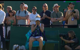 Tay vợt Kazakhstan không kìm được nước mắt khi thua thảm ở Wimbledon 2025
