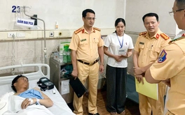 Thượng úy cảnh sát cơ động bị thương khi giải quyết tai nạn trên cao tốc