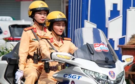 Ngắm 'bóng hồng' cảnh sát giao thông 'chế ngự' siêu mô tô Honda Gold Wing