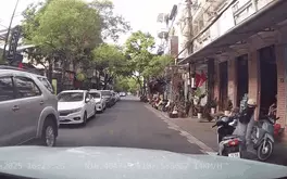 Cô gái quên gạt chân chống, xe ngã ra đường liền 'bắt vạ' ô tô