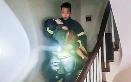 Cứu 2 người lớn và 5 trẻ em trong vụ cháy nhà ống lúc nửa đêm