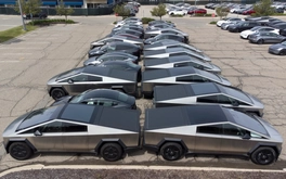 Xe Tesla giảm giá lăn bánh tới 260 triệu đồng giữa 'khẩu chiến' Trump - Musk