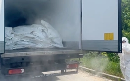 Thi thể binh sĩ Ukraine xếp lớp trong xe thùng đông lạnh chờ trao trả ở biên giới