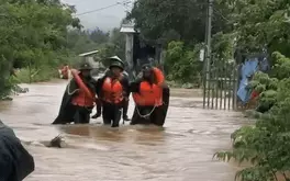 Công an, quân đội dầm mình dưới mưa lũ đưa người dân ra khỏi nơi ngập sâu
