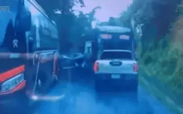 Ô tô con nát bươm sau va chạm với xe khách trên đường đi Sa Pa