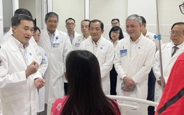 Ê kíp thông tim bào thai cho sản phụ người Singapore nhận bằng khen của bộ trưởng Bộ Y tế