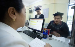Ngày đầu vận hành chính quyền hai cấp, nhiều người dân ở Lào Cai quan tâm thủ tục đất đai
