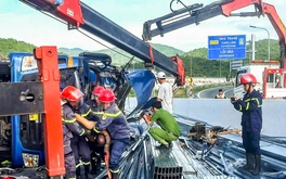 Xe tải bị lật trên đường dẫn cao tốc, tài xế và phụ xe thiệt mạng