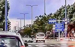 Xác minh clip xe cứu thương va chạm với xe máy tại giao lộ Mai Chí Thọ - Trần Não