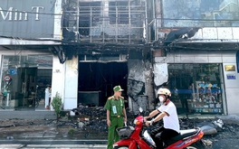 Cháy lớn thiêu rụi tiệm điện thoại ở trung tâm TP Cần Thơ