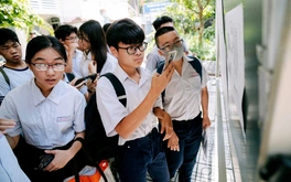 Cấm học sinh dùng điện thoại trong trường: Cần làm ngay!