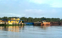 Tạm giữ 5 tàu vận chuyển trái phép 193m³ cát trên sông Cửa Tiểu