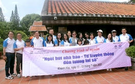 Nhà báo viết về giáo dục thăm Trường Dục Thanh