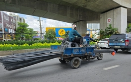 Xe tự chế chở tôn, sắt thép ở TP.HCM: Đi gần như thấy... tử thần