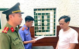 Một phóng viên bị bắt về hành vi sử dụng giấy tờ giả