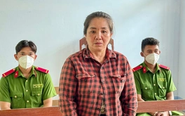 Tuyên phạt 'mẹ nuôi' 4 năm 6 tháng tù vì tạt nước sôi vào bé gái bán vé số