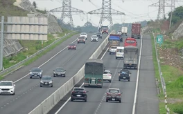 Ức chế xe chạy kiểu 'rùa bò', không giữ khoảng cách trên cao tốc