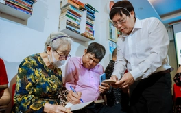 Thầy giáo mở lớp học AI và chuyển đổi số miễn phí cho người cao tuổi