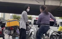 Cô gái đứng ở vỉa hè bị đuổi vì 'đứng vào chỗ bán hàng'; Cấm học sinh dùng điện thoại trong trường