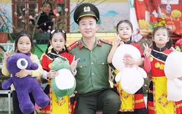 Thượng úy công an góp phần mang 'hạnh phúc' đến với trẻ em vùng cao