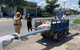 Cảnh sát giao thông TP.HCM xử lý xe ba gác chở tôn dài ngoằng trên đường